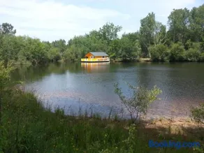 Chalet flottant sur lac et spa - Image 2