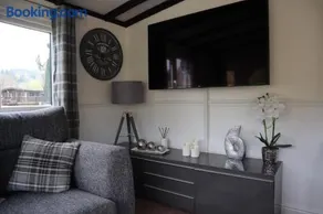 HEDDFAN, Luxury 3 bedroom timber lodge, Now with WiFi, Caer Beris Holiday Park, Builth Wells, SORRY NO TRADESMEN OR CONTRACTORS ALLOWED - Image 4