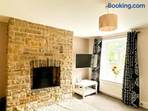 Country cottage with church view and fireplace near Leeds & York - Image 5