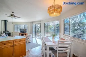 Stunning Waterside holiday home between Austin & San Antonio No 9 Texas Thistle - Image 3