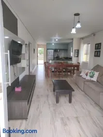 casa 700m da praia, ideal para família, 3 quartos , piscina, ar condicionado, churrasqueira, wi fi, estacionamento, até 10 pessoas, - Image 2