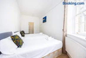 Larger Groups Apartment close to Excel CanaryWharf 02 with Parking - Image 2