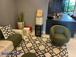 Casa com piscina, 3 suítes, 5 banheiros, área de lazer com churrasqueira, alto padrão, 500 metros do autódromo de Goiânia - Image 3