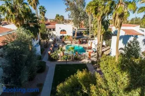 34B- Modern studio condo heated pool and dog park - Image 1