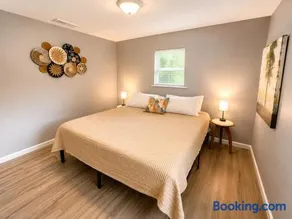 Private Home - Entire House - Ranch - Hot Tub - Pets Welcome - 2 King Beds - Kids Welcome - Fenced Yard - Free Wifi - Quiet Neighborhood - Image 5