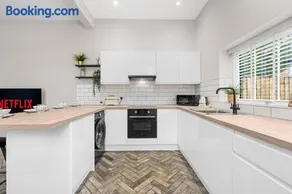 Modern 3 Bedroom house, short walk to train station and town centre, close to Manchester Airport and PLouise - Image 2