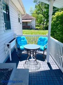 Cozy 3 Bedroom Home a short walk to Main Street Shadow Lake Dance Night Club - Image 2