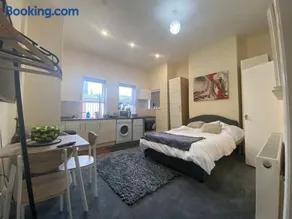 Modern studio apartment - great location! - Image 5