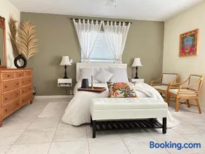Magic Secluded Suite-Pool-Sauna plus Lake View Venice Florida - Image 4