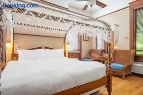 Deluxe King - Curry Mansion with Pool! - Image 3
