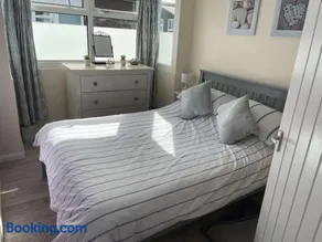 Pebbles 144 South Shore 2 bed chalet 2 dog friendly, sleeps 4 - Image 5