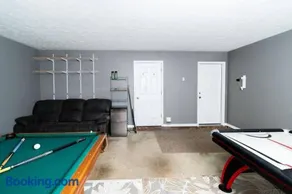 Family Fun house with pool and games - Image 2