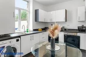 Unique 3 Bedrooms, 3 Ensuite, FREE WiFi, Private Parking - Image 2