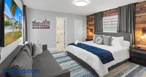 Chicago Vibe Heated Pool 5BR 2BTH - Image 2