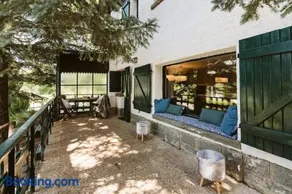 CASA FIR by Cardi Suites - Image 5