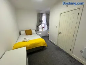 Stylish 1-Bed Flat Central Cardiff Bay View - Image 5