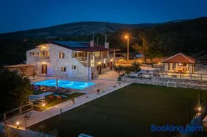 Villa adatta alle famiglie con barbecue, idromassaggio e terrazza | Vista sulla piscina - Image 1