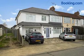 Uxbridge Studio – Private Driveway Parking - Image 3