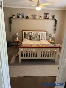Quiet family retreat getaway - Wildlife Park, Sovereign Hill, Kryall Castle and city at your door - modern house, 8 guests, 4 bedrooms, 5 beds - Image 2