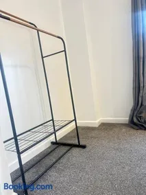 Camberly Spacious 3BR House for 5 super Fast WiFi Free Parking Ideal for Families & Contractors - Image 3