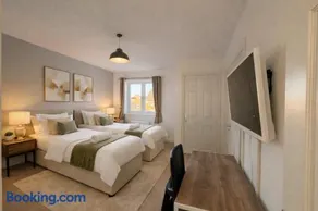 Champflower House- Sleeps 7- Driveway Parking, Contractors, Fast Wifi and Smart TV - Image 3