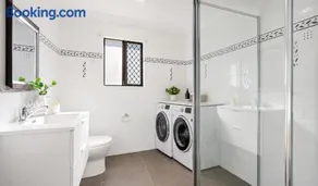 Ocean-View Retreat for Family Getaways Wollongong - Image 2