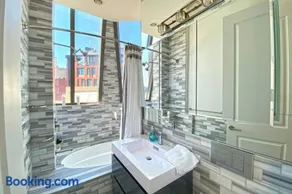 Beautiful 3 Bdrm 2 Bath Private Luxury Townhouse! - Image 3