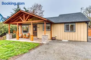 Remodeled dog-friendly Willamette Valley home with large fenced yard - Image 1