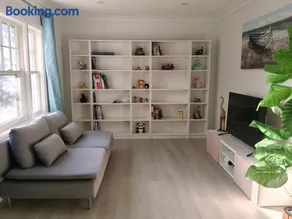 Lovely Single house close to Young Finch station 4BR with Free Parking - Image 5