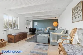 Family-Friendly Beachside Holiday Home - Image 3
