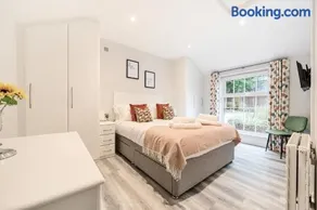 Wokingham - 1 Bedroom Cottage - Parking - Image 2