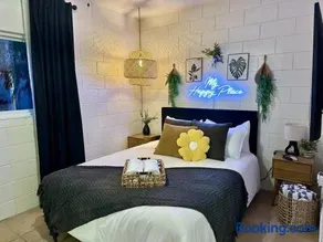 4 Min Walk to Beach and Restaurants - Image 2
