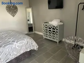 2 bedroom 4 person purpose built single story barn - Image 2