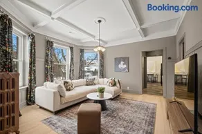 Elegant and Chic 2Bed 2Bath steps from the lake! - Image 4
