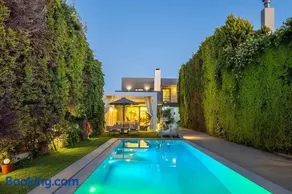 Hestia Grey Barefoot Escape 100m From Beach - Image 1