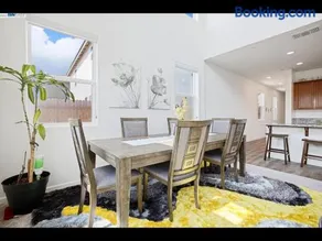 Spacious beautiful home perfect for groups and families - Image 3