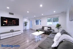 Stylish 3BR, 2BA Home , Sleeps 8 - King Bed, Firepit, Near Universal, SoFi - Image 3
