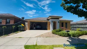 Stylish Small Ocean Homestay Near Deer Park Train Station - Image 2