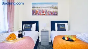 E2M Stays Beautiful House Close To Heathrow Airport- Walking Distance To Thames River - Image 2