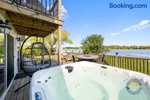Lakefront Retreat With Hot Tub - Image 1