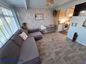 Captivating 2 Bed Chalet Pool & Pet Friendly - Image 3