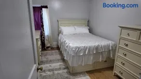 Luxurious room in Fall River Stay - Image 5