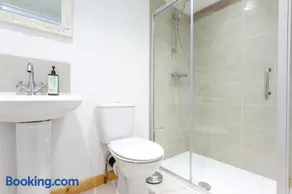 Stansted airport - studio annexe with parking - Image 5