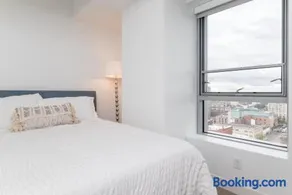 High Rise Retreat w City Skyline Views Shared Gym - Image 5