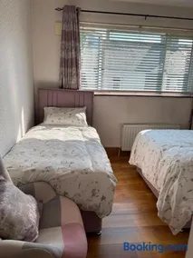 Triple Room with Private Bathroom at Caroline's Guest House, River Street, Clara - Image 2