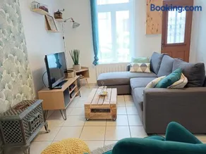 L'artistique, Maison pour 4 personnes, 2 chambres, stationnement gratuit, petite cour, spacieux, atypique - Image 2