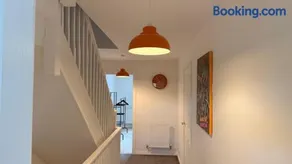 Cambridge CB23 Townhouse 4 Beds with Parking & Free Wifi - Image 1