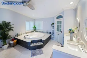 The Creek Resort Revamped Chic 4BR Haven with Pool - Image 3