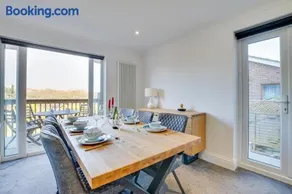 Wanderdown House near the Beach with a Parking Space - Image 3