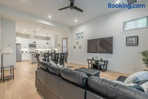 LUXURY 3BR, KS Bed mins away 4RM Dtown, med ctr - Image 1